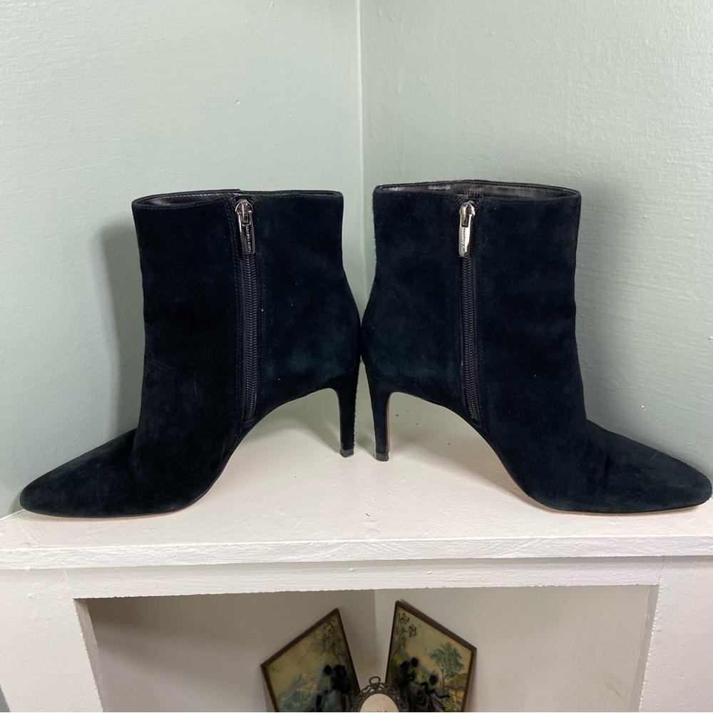 3/$9 Vince Camuto Allost Black Suede Leather Ankle Mid-Heel Booties Boots Pointy - Picture 6 of 16
